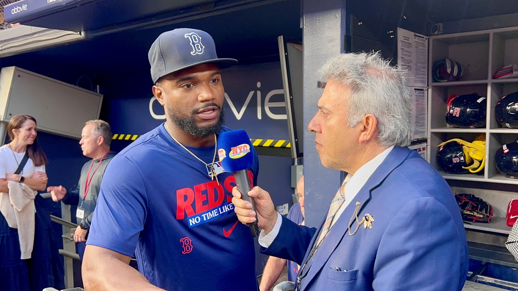 Neftalí Medina conversa con Andruw Monasterio, quien comparte sus impresiones sobre su primera experiencia de postemporada en el Yankee Stadium y la histórica rivalidad entre Boston y los Yankees.