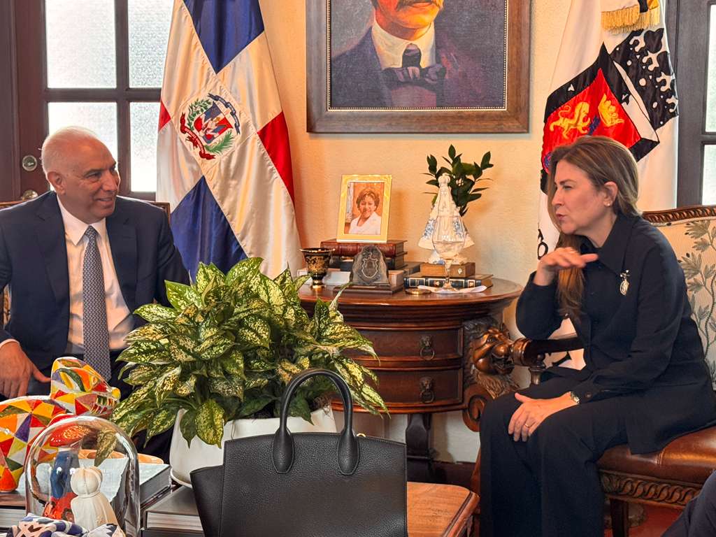La alcaldesa del Distrito Nacional, Carolina Mejía, recibe en su despacho al doctor Ramón Tallaj, con quien compartió un cordial encuentro marcado por la amistad, el respeto y el reconocimiento a sus respectivas trayectorias de servicio.
