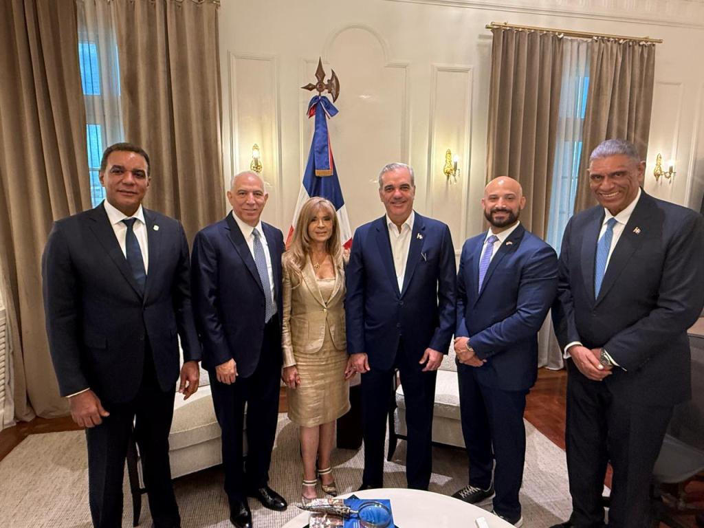 El presidente Luis Abinader comparte con el doctor Ramón Tallaj durante su recibimiento en el Palacio Nacional. En la imagen, junto al destacado médico, su esposa, la doctora Inés Hernández; su hijo, Paul Tallaj; el senador por Espaillat, Carlos Gómez, y el cónsul dominicano en Nueva York, Jesús Vásquez.