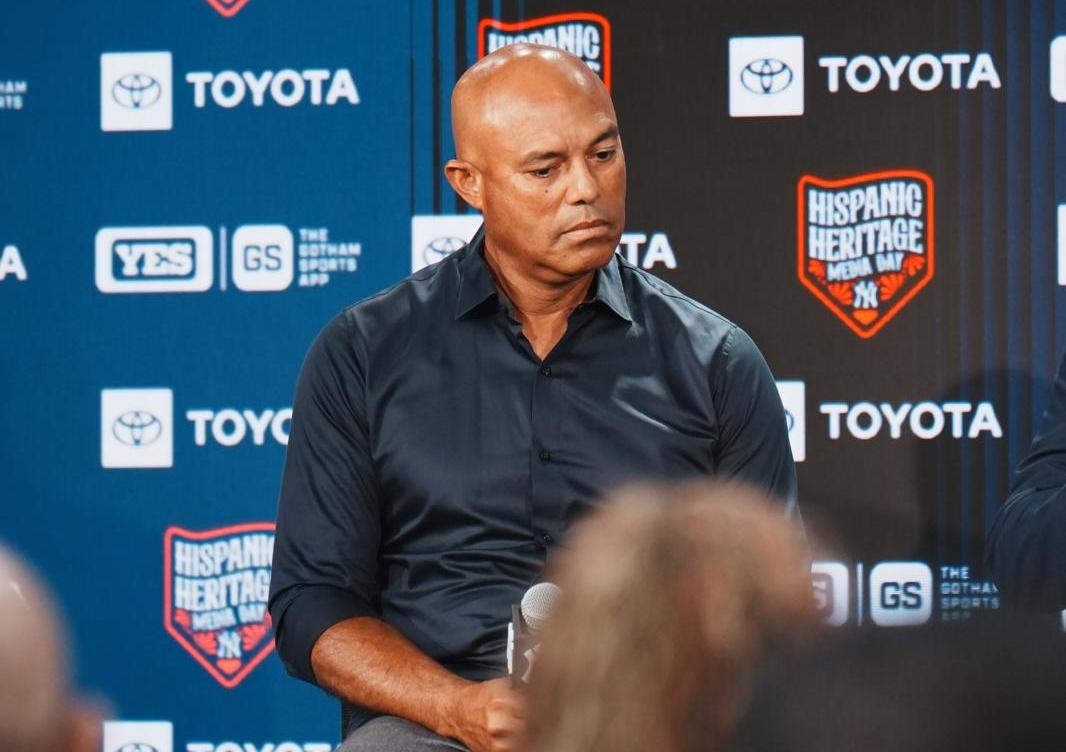 Mariano Rivera durante la conversación, donde expresó su preocupación por un posible conflicto laboral en las Grandes Ligas y pidió diálogo entre propietarios y peloteros para proteger el futuro del béisbol.
