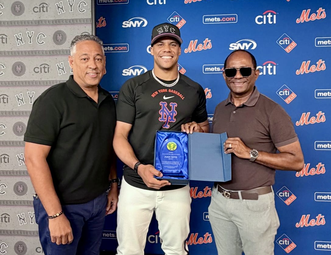 Juan Soto recibe de Daniel Reyes y Néstor Julio Rosario el premio Jugador Latino del Mes de Mayo de la ACDNY.