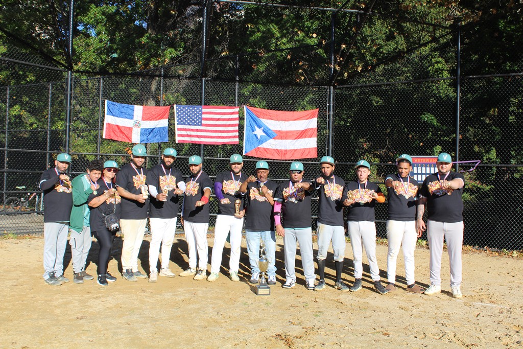 Los campeones de Padre Sports Life exhiben con orgullo la copa, los anillos y las medallas de oro que los acreditan como monarcas de la Liga de Softbol Los Veteranos 2026.