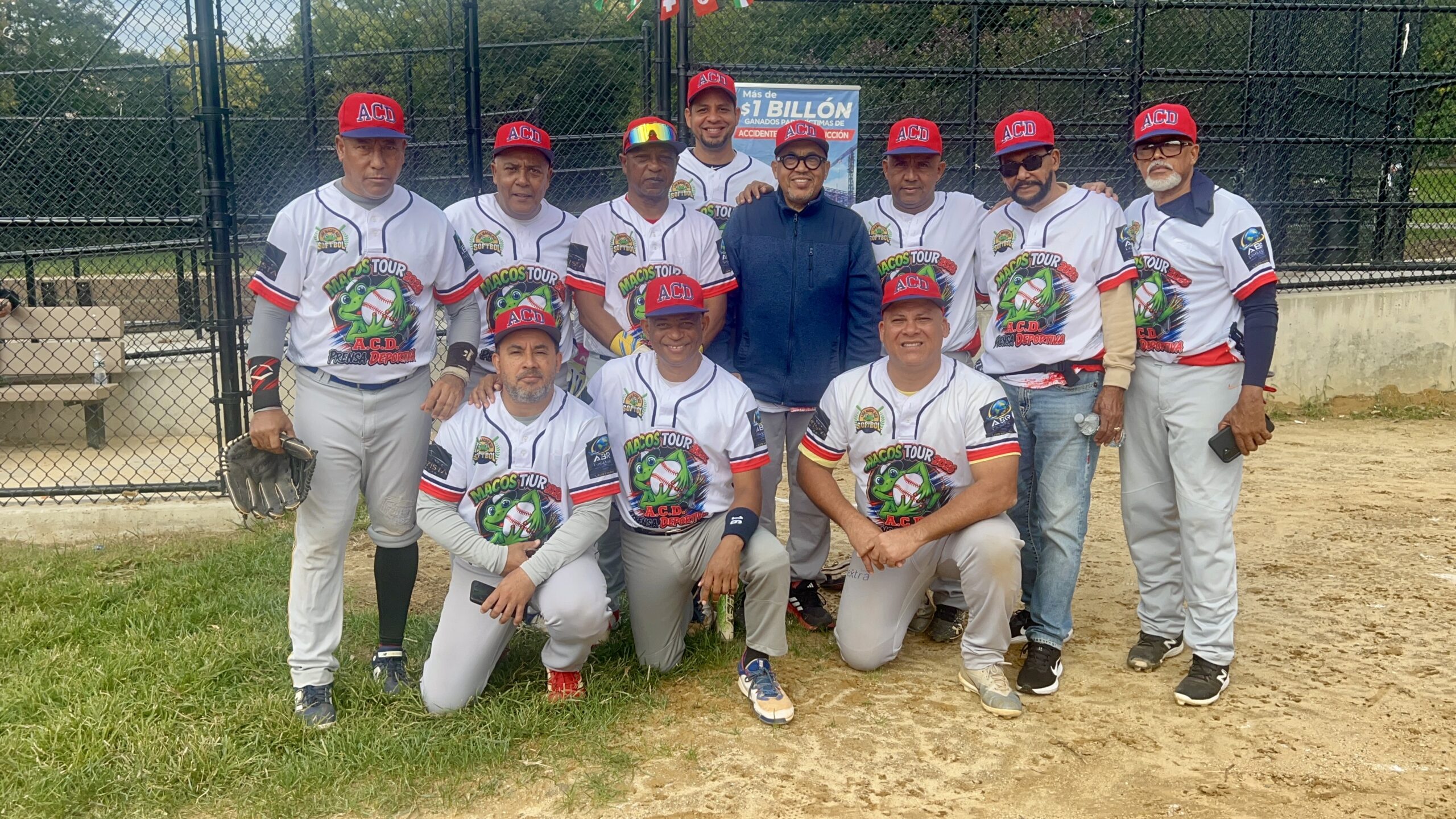 Américo Celado, presidente de la Asociación de Cronistas de Santo Domingo, lidera el seleccionado de sóftbol de la entidad.