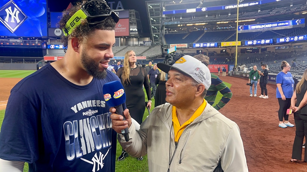 Luis García Jr. conversa con el periodista Agustín Zapata durante la celebración de los Yankees en el terreno del Yankee Stadium, después de la barrida sobre los Medias Rojas de Boston.