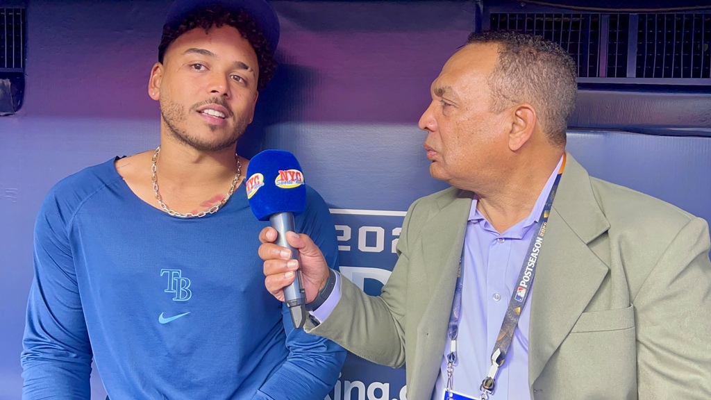 Freddy Peralta, de los Rays de Tampa Bay, conversa con Agustín Zapata en el dugout durante la cobertura de la postemporada en el Yankee Stadium, Bronx, Nueva York.