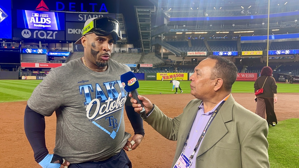Yandy Díaz conversa con Agustín Zapata en el Yankee Stadium, durante una entrevista en la que compartió sus impresiones sobre el gran momento que atraviesa Tampa Bay y el próximo desafío del equipo.