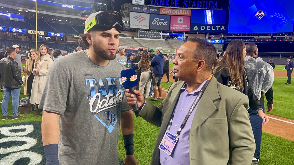 Jonathan Aranda, primera base de los Rays de Tampa Bay, conversa con Agustín Zapata en el Yankee Stadium, tras la barrida de Tampa Bay sobre los Yankees de Nueva York en la Serie Divisional de la Liga Americana.
