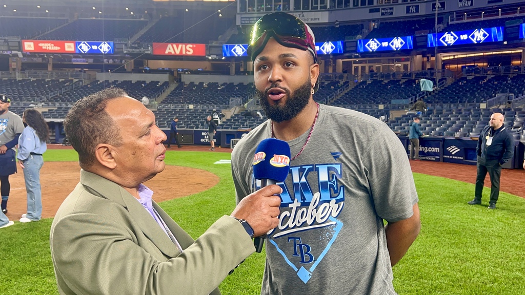 YANKEE STADIUM, BRONX, NY.- Junior Caminero no escondió su felicidad después de que los Rays de Tampa Bay completaran una contundente barrida 3-0 sobre los Yankees de Nueva York en la Serie Divisional de la Liga Americana, un resultado que colocó al conjunto de Tampa Bay nuevamente en la Serie de Campeonato.
Rodeado por su esposa y su hija en el Yankee Stadium, el tercera base dominicano disfrutó uno de los momentos más importantes de su joven carrera y dejó claro que, desde los entrenamientos primaverales, había percibido algo especial dentro del clubhouse de los Rays.
“Yo sabía que íbamos a clasificar, pero no de la forma que lo hicimos, ganar la división”, afirmó Caminero.
“Cuando yo vi el día uno en spring training, el enfoque, la armonía, es algo muy especial para nosotros”, agregó.
Para Caminero, la clave del éxito de Tampa Bay ha estado precisamente en la capacidad del grupo para jugar como una verdadera unidad.
“Un 100. Yo no lo dudo, eso es un 100, porque estamos jugando como equipo”, respondió al ser consultado sobre cómo calificaría la actuación de los Rays.
“Cuando uno juega como equipo , el resultado habla por sí solo” apuntó.
El resultado está a la vista: Tampa Bay dejó fuera a los Yankees sin permitirles ganar un solo partido y cerró la serie en el Bronx con una victoria que desató la celebración de los jugadores visitantes.
Caminero también tuvo motivos personales para sentirse satisfecho.
El dominicano terminó la Serie Divisional bateando para .300, producto de tres imparables en 10 turnos, con un doble, dos carreras anotadas y dos bases por bolas.
Su producción fue especialmente importante en el segundo partido, cuando conectó dos hits en cuatro turnos, incluyendo un doble, y anotó una carrera en la victoria 5-2 de Tampa Bay.
En el tercer encuentro agregó otro imparable y volvió a pisar el plato en el triunfo 4-3 que selló la barrida.
Más allá de los números, la serie tuvo un significado especial para Caminero porque llegó al enfrentamiento con antecedentes poco favorables frente a los Yankees.
Antes de esta Serie Divisional, apenas bateaba .177 de por vida contra Nueva York.
Sin embargo, en los tres partidos de esta serie elevó considerablemente su producción y respondió en el escenario más exigente.
El dominicano había llegado a octubre después de una temporada extraordinaria, en la que conectó 42 cuadrangulares y remolcó 101 carreras, consolidándose como una de las principales figuras ofensivas de Tampa Bay.
Ahora, sin embargo, el pasado quedó atrás. Caminero sabe que el objetivo es mucho más grande.
“Ahora, la meta es ganar el próximo compromiso, la Serie de Campeonato y llegar hasta la Serie Mundial”, manifestó con determinación.
La celebración en el Yankee Stadium también tuvo un significado especial para el joven pelotero, quien compartió el momento con su familia.
Su esposa y su hija estuvieron presentes para acompañarlo en una noche que difícilmente olvidará.
Sus padres, explicó, no pudieron viajar a Nueva York porque se encontraban en Tampa, y entre risas contó que les había dicho que esperaran para celebrar cuando el equipo regresara a casa.
Pero mientras Caminero celebraba con los suyos, también tuvo palabras de cariño para la República Dominicana y, especialmente, para los seguidores de los Leones del Escogido, equipo con el que ha tenido una experiencia importante en la pelota invernal.
“Me mata mi gente dominicana. Allá jugué en el LIDOM, mi gente del Escogido me aportó muchísimo. El staff del Escogido, los jugadores, como manager, eso me ayudó mucho”, expresó.
El cariño por el béisbol dominicano permanece intacto, aunque Caminero dejó claro que, por ahora, toda su concentración está puesta en Tampa Bay.
“Después de la Serie Mundial yo bajo para allá”, dijo entre risas, antes de rechazar la posibilidad de volver a jugar inmediatamente en la pelota invernal.
“¿A jugar? No, no, no, mi jefe, ¿pa’ qué? Son 700 turnos que coge aquí, ¿a jugar? No, no, no. Estamos enfocados aquí”.
Y ese enfoque resume perfectamente el momento que vive Caminero.
El joven dominicano ya dejó atrás a los Yankees junto a los Rays y ahora mira hacia el siguiente desafío.
La Serie de Campeonato representa una nueva oportunidad para un equipo que, según Caminero, construyó desde el primer día de los entrenamientos la confianza necesaria para llegar hasta aquí.
“Yo sé que ese trofeo viene para nosotros”, afirmó, convencido de que Tampa Bay todavía tiene mucho por celebrar.
Por ahora, el mensaje de Caminero es sencillo: disfrutar la barrida, descansar lo necesario y volver al trabajo.
Porque para los Rays la temporada continúa y el sueño de llegar a la Serie Mundial está más vivo que nunca.