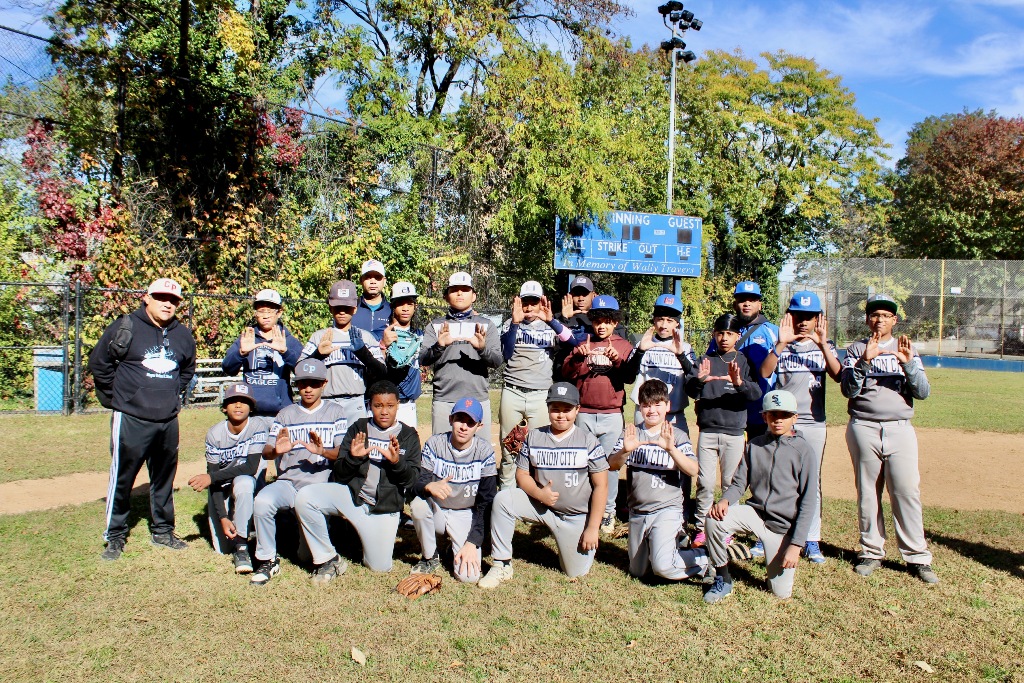 Integrantes del conjunto de Polanco, Nueva Jersey, durante su participación en el torneo de béisbol Halloween 2026, organizado por Van Cortlandt Baseball en El Bronx, Nueva York.