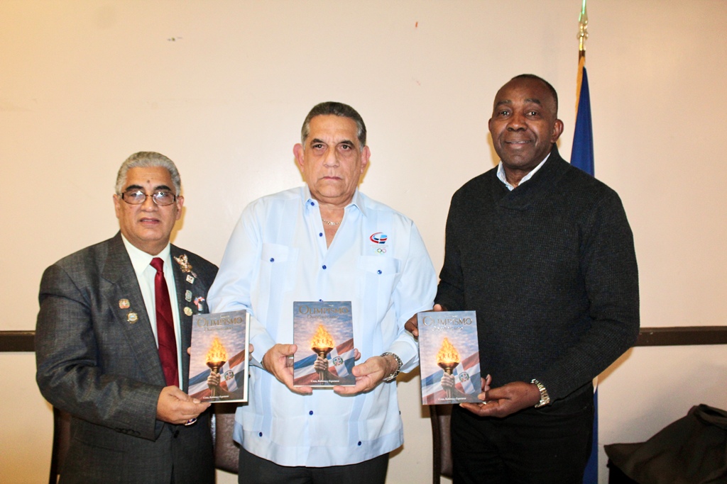 José Ortiz, a la izquierda, y Evaristo Madrigal, a la derecha, acompañan al licenciado Luis Chanlatte durante la presentación de su obra El Olimpismo Dominicano: Crisis, Reforma y Esperanza, en un acto organizado por la Unión Deportiva Dominicana en Nueva York.