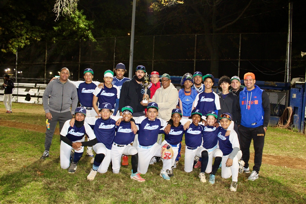 Los jugadores de Kingsbridge celebran con orgullo la conquista del Torneo Halloween 2026, exhibiendo la copa que los acredita como campeones invictos de una competencia que reunió talento, entusiasmo y espíritu deportivo en El Bronx.