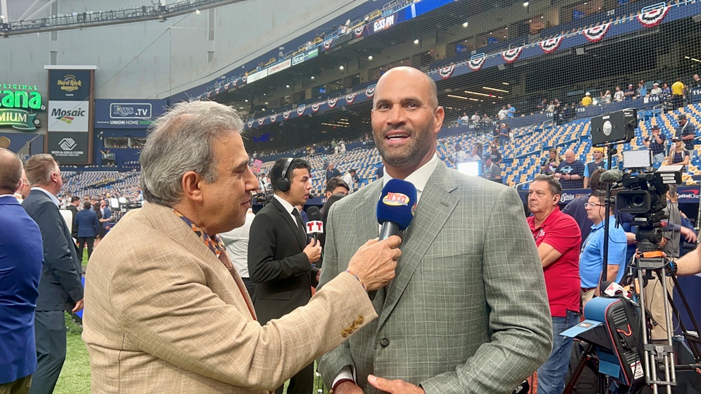 Neftalí Medina, de NYC SPORTS NEWS, conversa en exclusiva con la leyenda dominicana Albert Pujols durante la cobertura de la Serie Mundial 2026, abordando su experiencia como dirigente en LIDOM y sus aspiraciones de dirigir en las Grandes Ligas.