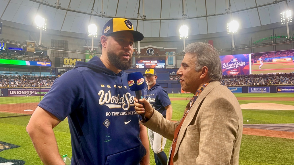 Neftalí Medina entrevista al receptor dominicano Gary Sánchez, durante la cobertura de la Serie Mundial 2026, en una conversación sobre su trayectoria y experiencia en las Grandes Ligas.