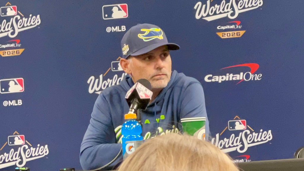 Kevin Cash, dirigente de los Rays de Tampa Bay, durante la conferencia de prensa posterior al partido, en la que analizó la derrota de su equipo ante los Cerveceros de Milwaukee.