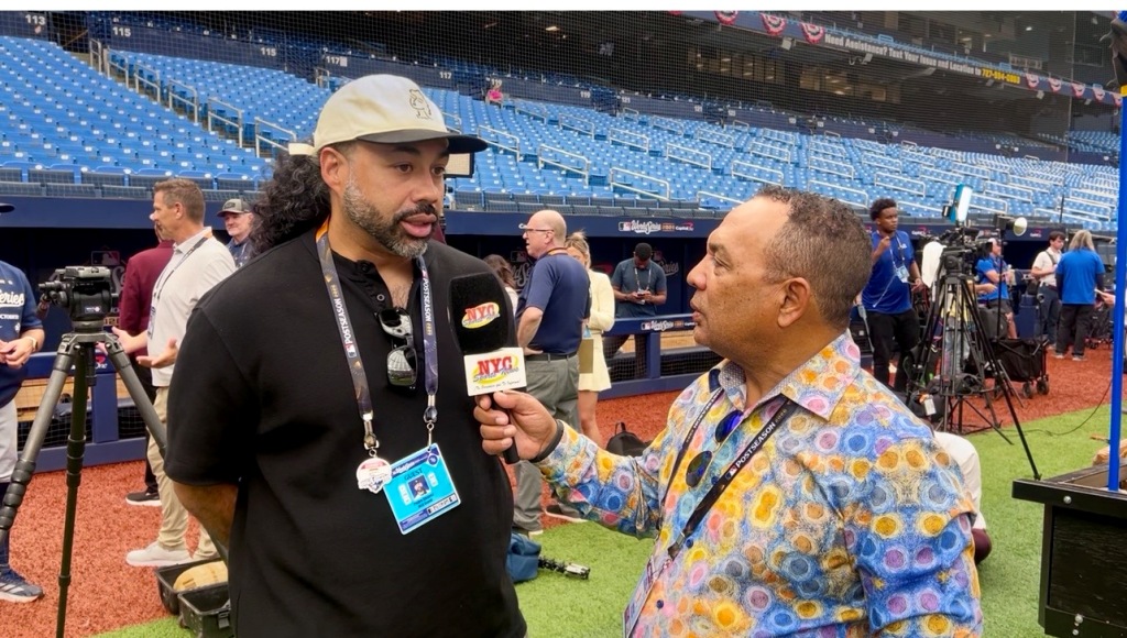 Agustín Zapata entrevista a Pedro Álvarez, exjugador dominicano de Grandes Ligas y yerno de Pat Murphy, dirigente de los Cerveceros de Milwaukee, durante la Serie Mundial 2026.
