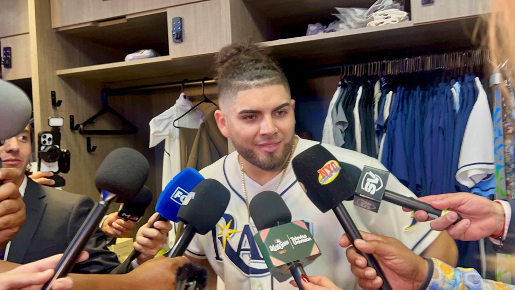 Jonathan Aranda, primera base mexicano de los Rays de Tampa Bay, captado, mientras ofrecía declaraciones a la prensa tras la victoria de su equipo en el Juego 4 de la Serie Mundial 2026.