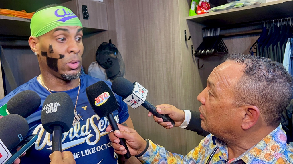 Agustín Zapata, de NYC Sports News, fue uno de los periodistas que abordó al jugador cubano Yandy Díaz, de los Rays de Tampa Bay, tras la dramática victoria sobre los Cerveceros de Milwaukee en la Serie Mundial.