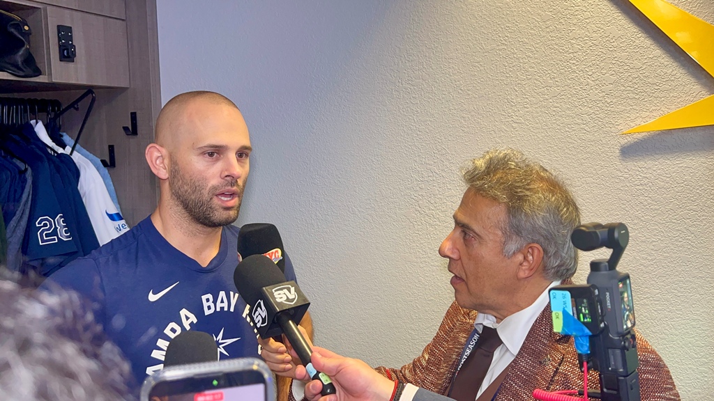 Neftalí Medina, de NYC Sports News, captado conversando con Nick Martínez, lanzador de los Rays de Tampa Bay, después del cuarto partido de la Serie Mundial 2026.