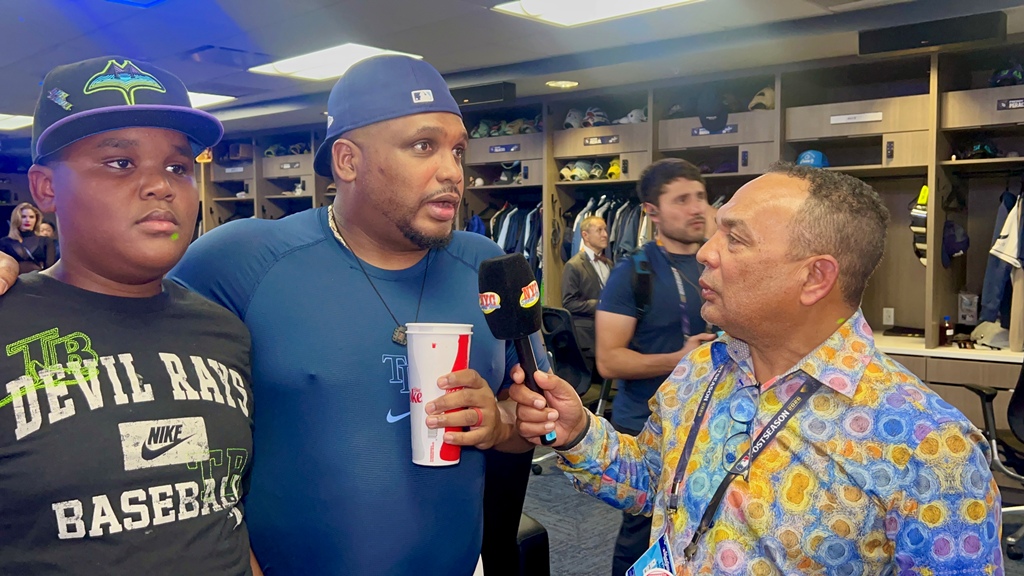 Rodney Linares, coach de banca de los Rays de Tampa Bay, reacciona a la dramática victoria 4-3 sobre los Cerveceros de Milwaukee, durante una conversación con Agustín Zapata, de NYC SPORTS NEWS, en presencia de Girardi Caminero, hermano de Junior Caminero.