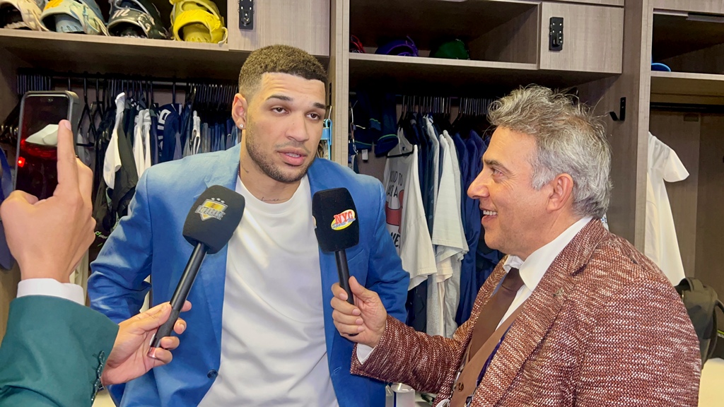Entre los periodistas que abordaron a Víctor Mesa Jr. después del partido estuvo Neftalí Medina, de NYC SPORTS NEWS, durante la conferencia de prensa posterior al cuarto partido de la Serie Mundial 2026.