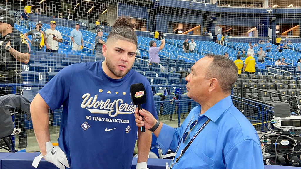 Agustín Zapata conversa con Jonathan Aranda, primera base mexicano de los Rays de Tampa Bay, durante un encuentro en la Serie Mundial 2026, en Tampa, Florida.