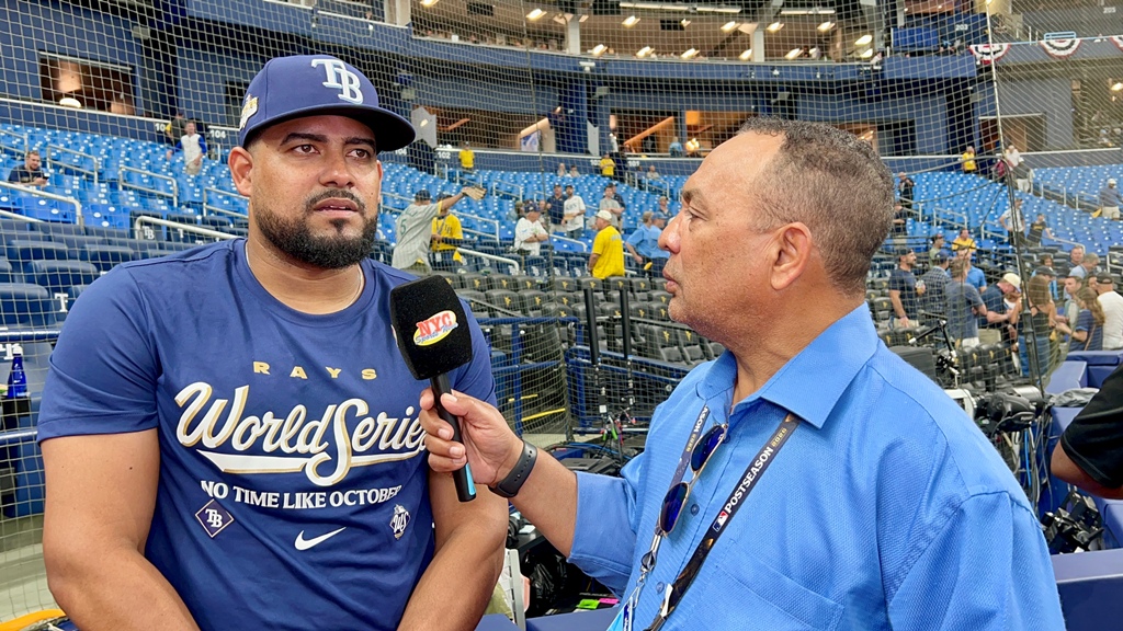 Agustín Zapata, de NYC SPORTS NEWS, conversa con Charlie Valerio, integrante del cuerpo técnico de los Rays de Tampa Bay, durante la Serie Mundial 2026, en un encuentro en el que compartió sus experiencias y responsabilidades dentro de la organización de Grandes Ligas.