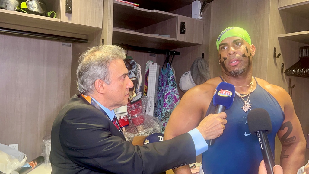 Neftalí Medina conversó con el inicialista cubano Yandy Díaz en el clubhouse de los Rays de Tampa Bay, donde el jugador compartió sus impresiones sobre su temporada y las experiencias vividas durante la Serie Mundial.