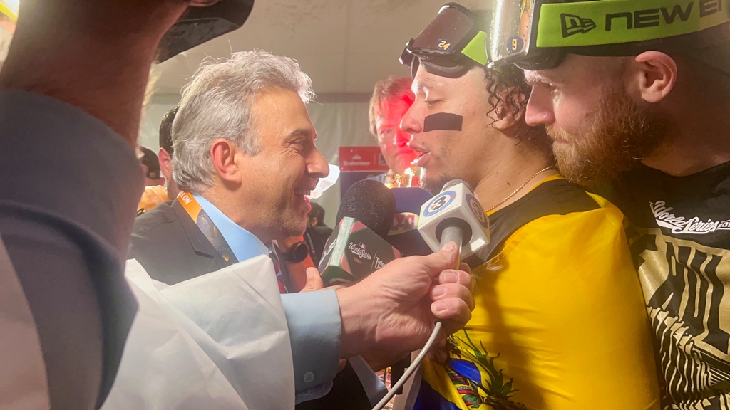 (ENVIADO ESPECIAL)

TROPICANA FIELD, Tampa, Florida.- TAMPA, La emoción, el orgullo y el compañerismo marcaron las palabras de William Contreras después de convertirse en el Jugador Más Valioso (MVP) de la Serie Mundial de 2026, en la que los Milwaukee Brewers conquistaron su primera corona en las Grandes Ligas al derrotar 4-1 a los Tampa Bay Rays en el quinto partido del Clásico de Otoño.

En una conversación con  NYC SPORTS NEWS, el receptor venezolano compartió su alegría por el histórico triunfo y destacó la unión que caracteriza a un conjunto que encontró en el trabajo colectivo la fórmula para alcanzar la cima del béisbol de las Mayores.

“Estamos aquí, los MVP, con mi hermano. Tremendo trabajo de los equipos, orgulloso de todos los pitchers. Estamos aquí por los pitchers y nada, a gozar esto”, expresó Contreras, visiblemente emocionado por el significado de la conquista.

Al preguntarle cuáles habían sido las claves para que Milwaukee pudiera superar los desafíos y levantarse con el trofeo de campeón, el venezolano no dudó en señalar el espíritu de grupo como uno de los fundamentos del éxito.

“La unión, la unión que tenemos la logramos gracias a los muchachos. Tremendo equipo, tremendos compañeros y nada, quisiera tenerlo para siempre”, manifestó el destacado receptor, resaltando la relación que se ha construido dentro del clubhouse de los Cerveceros.

Sus palabras reflejan una filosofía que acompañó al conjunto durante la postemporada: la confianza entre compañeros, el compromiso con el equipo y la capacidad de responder en los momentos de mayor presión.

Milwaukee encontró respuestas desde la ofensiva, el pitcheo y la defensa, hasta convertir una temporada memorable en una celebración histórica.

Contreras también fue protagonista con el madero. En los cinco encuentros de la Serie Mundial conectó ocho imparables en 21 turnos oficiales, para un promedio de bateo de .381, con cuatro carreras impulsadas y un OPS de .864.

Su producción ofensiva resultó fundamental para mantener a Milwaukee en posición de competir y aprovechar las oportunidades frente al pitcheo de Tampa Bay.

En el quinto partido, con el campeonato al alcance de la mano, el receptor conectó un doble que permitió anotar a Christian Yelich y amplió la ventaja de los Brewers a 3-0. Ese batazo representó un momento importante en el encuentro que terminó con victoria de Milwaukee por 4-1 y desató la celebración de sus jugadores y seguidores.

Sin embargo, el valor de Contreras para los campeones no se limitó a sus estadísticas ofensivas.

Detrás del plato, su trabajo en la conducción del cuerpo de lanzadores, el control del juego terrestre y la comunicación con sus compañeros contribuyó a la ejecución del plan defensivo durante la serie.

La responsabilidad de un receptor en una Serie Mundial exige concentración permanente, conocimiento de los bateadores contrarios y capacidad para ayudar a los lanzadores a superar situaciones complicadas.

Contreras cumplió con esa misión y complementó su aporte defensivo con una producción ofensiva que lo convirtió en una de las figuras centrales de la coronación.

La distinción de Jugador Más Valioso reconoció precisamente esa contribución integral.

El venezolano respondió con el bate, aportó desde su posición detrás del plato y formó parte de un grupo que supo mantener la cohesión necesaria para llegar hasta el último partido con la posibilidad de hacer historia.

Cuando se le preguntó dónde colocaría el preciado galardón, Contreras respondió con la espontaneidad de quien ya imaginaba el momento de compartir su logro con sus seres queridos.

“En la sala, eso en la sala, para cuando entren lo vean”, comentó entre risas, dejando claro que el premio ocupará un lugar especial en su hogar y será un recuerdo permanente de una de las mayores conquistas de su carrera.

La respuesta también mostró el lado familiar de una celebración que trasciende el terreno de juego.

Después de meses de competencia, viajes, entrenamientos y presión, el receptor tendrá la oportunidad de compartir con los suyos el reconocimiento que distingue su actuación en el escenario más importante del béisbol.

Con el trofeo de campeón en manos de Milwaukee y el premio de MVP en su poder, William Contreras cerró una Serie Mundial extraordinaria.

Su nombre quedó ligado a una conquista que la franquicia de los Brewers perseguía desde su llegada a las Grandes Ligas y que finalmente se convirtió en realidad en 2026.

Más allá de los números y de la distinción individual, el mensaje que dejó el receptor venezolano resumió el espíritu de los nuevos campeones: la unión, el respeto entre compañeros y la satisfacción de alcanzar juntos una meta que parecía reservada para los momentos más grandes de la historia deportiva.

Para Contreras, el premio tendrá un lugar en la sala de su casa. Para Milwaukee, el campeonato ocupará para siempre un lugar en la historia de la franquicia.