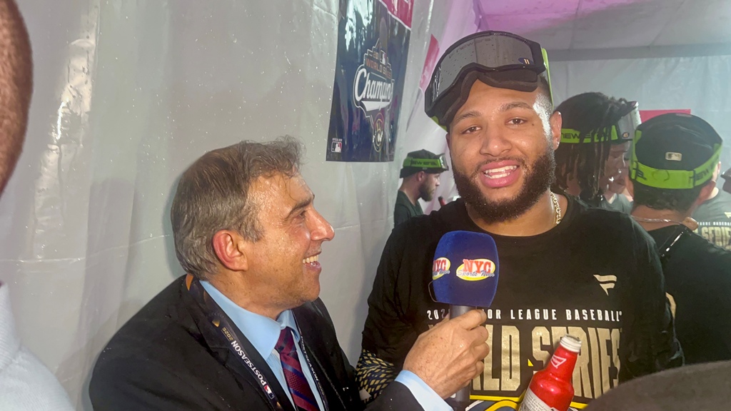 Neftalí Medina conversa con Jackson Chourio, estrella venezolana de los Cerveceros de Milwaukee, durante la celebración de la Serie Mundial.