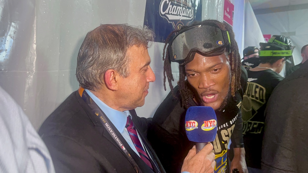 Neftalí Medina conversó con el dominicano Abner Uribe en medio de la celebración de los Cerveceros de Milwaukee, tras conquistar la Serie Mundial 2026.