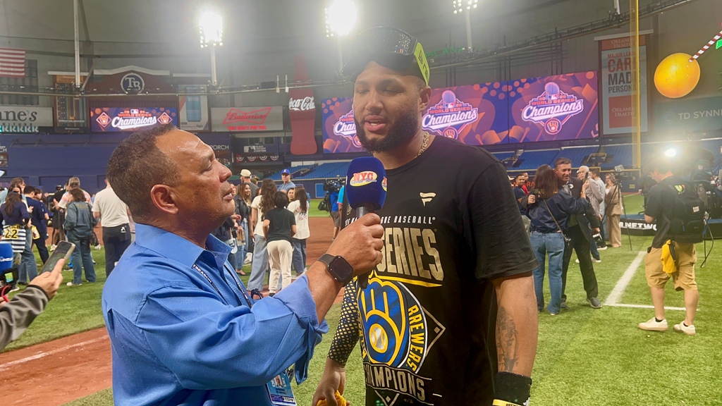 Agustín Zapata entrevista al eufórico Jackson Chourio, quien celebra la histórica conquista de la primera Serie Mundial de los Cerveceros de Milwaukee.